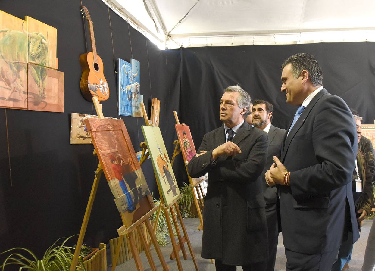 Víctor Mendes y el alcalde visitan uno de los stands de la feria
