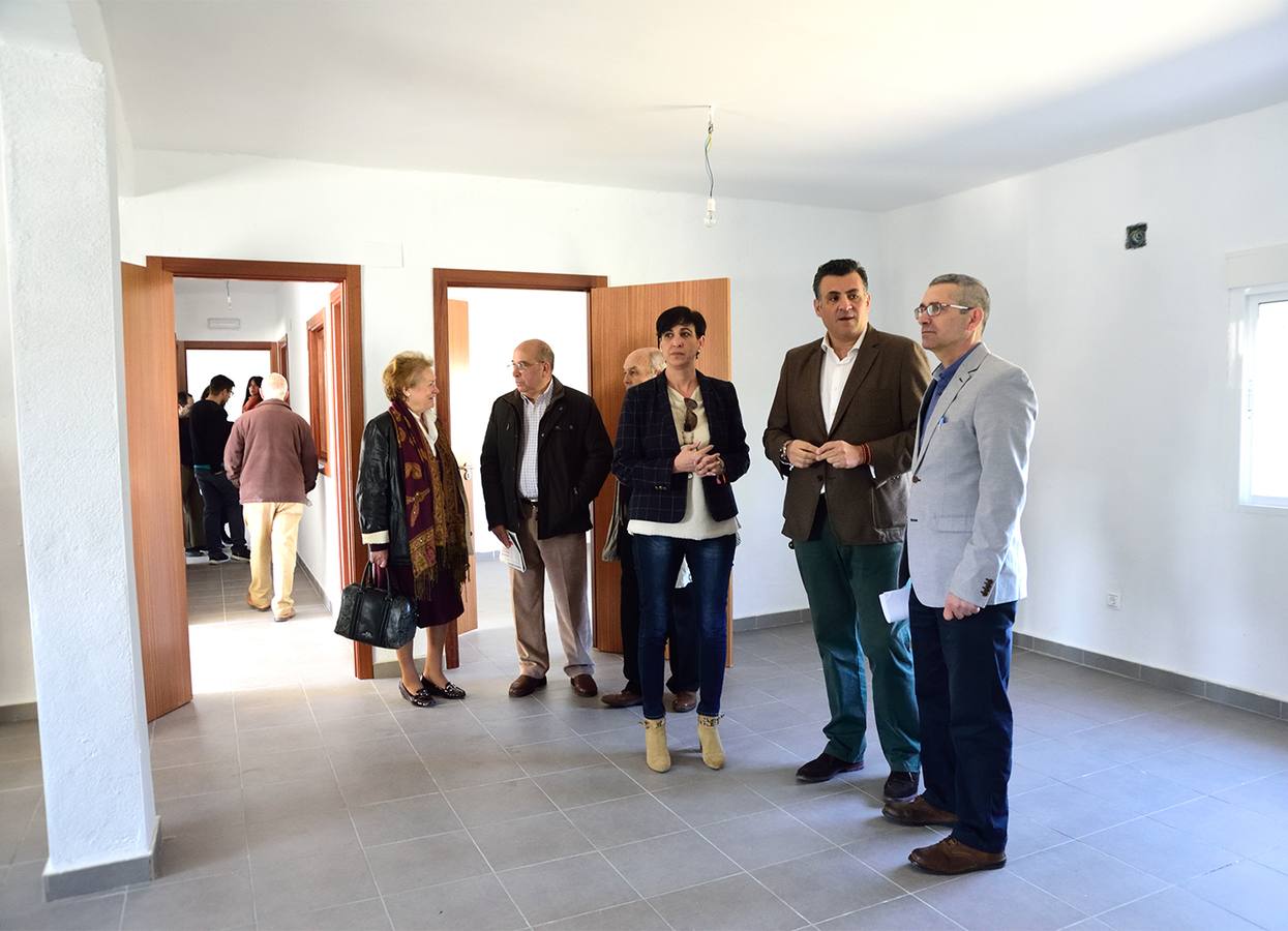 El presidente de Cáritas y el alcalde visitan las nuevas instalaciones