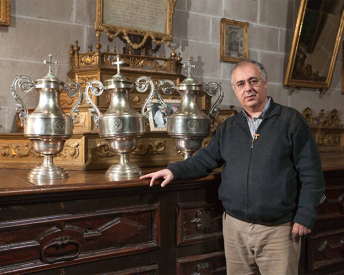 El deán Julián Carlos Pérez, con las ánforas de plata de los Santos Óleos