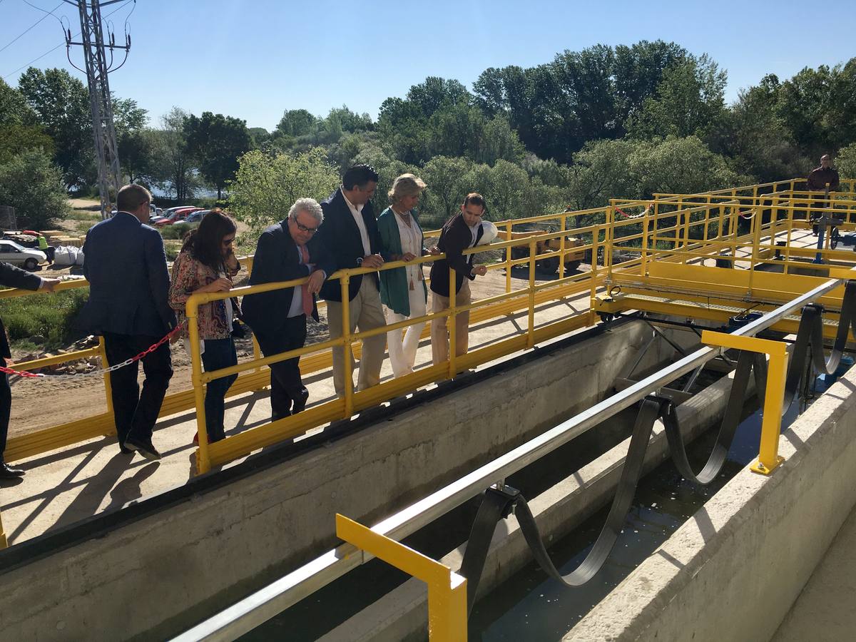 Las autoridades en la inauguración de la línea de aguas