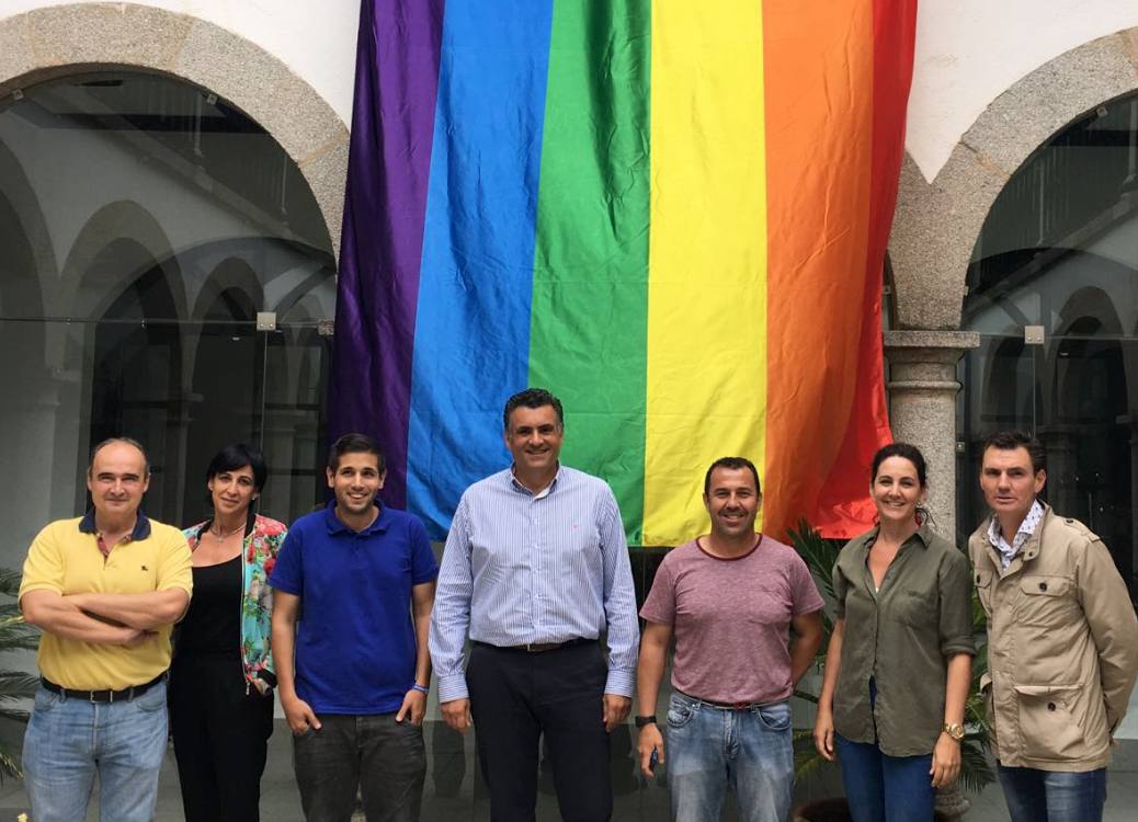 Representantes municipales posan ante los colores LGBT