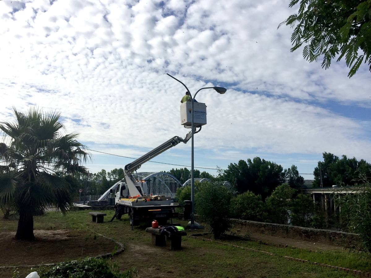 Trabajadores de Emdecoria realizando el cambio de luminarias