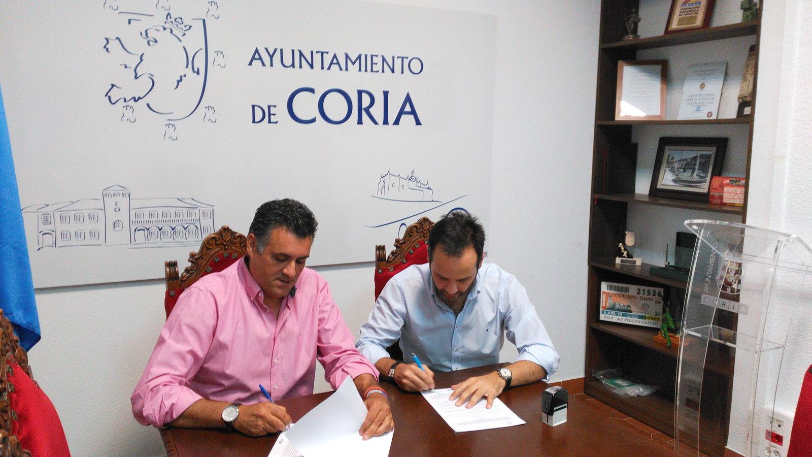 Firma del convenio en el Ayuntamiento cauriense