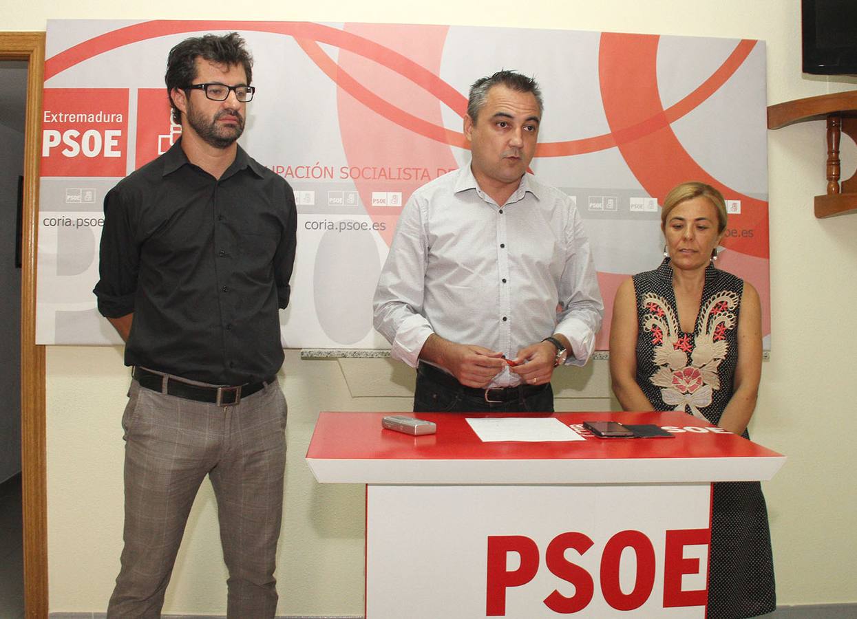 En el centro Juan Pedro Moreno Carrasco, portavoz del PSOE