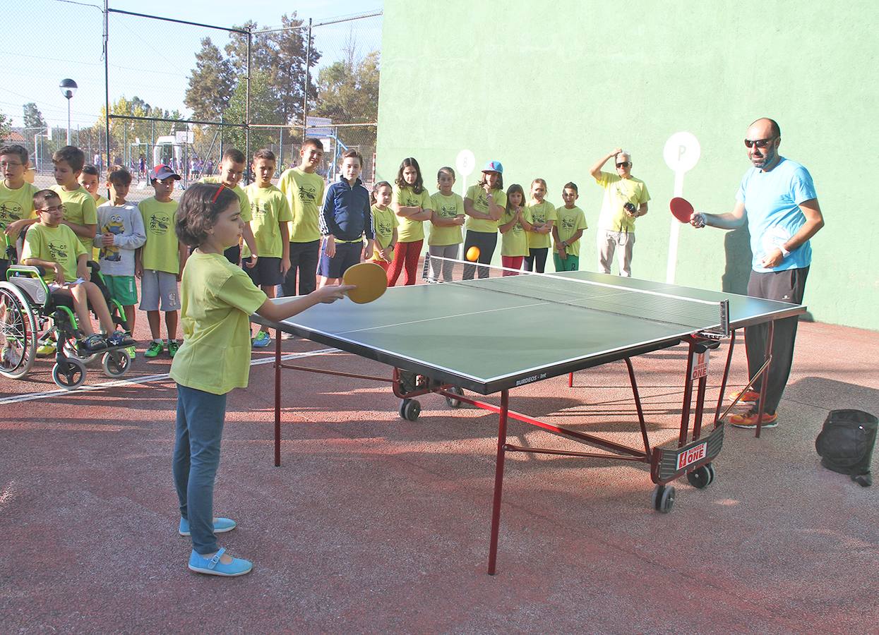 Practicando tenis de mesa en la pasada edición de la Feria