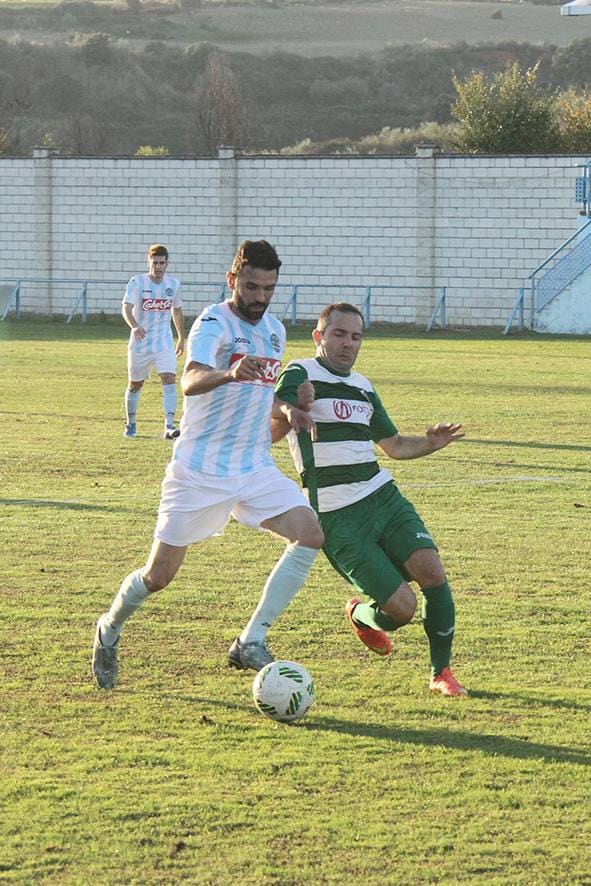 Álvaro luchando por un balón en La Isla