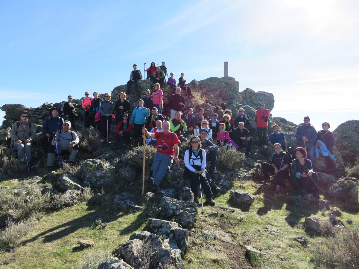 44 senderistas participaron en la ruta Cabezabellosa-Pico Pitolero