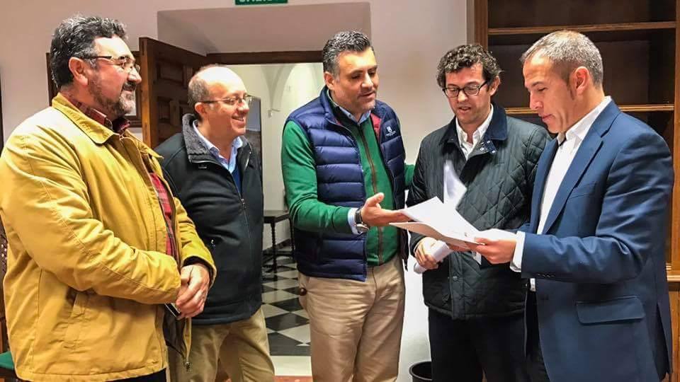 El alcalde con el proyecto de inversiones