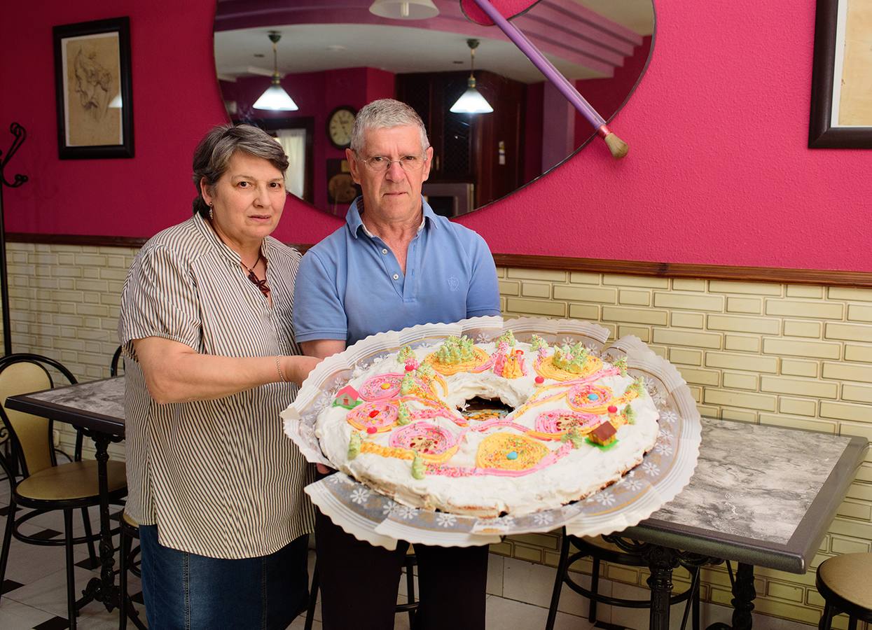 Antonio Corchero y su esposa, con una rosca enorme