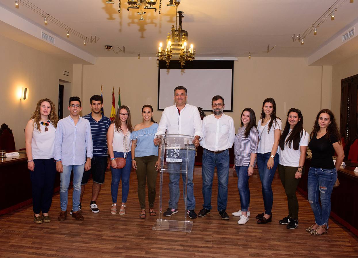 Alcalde, abanderado de San Juan, abanderada de la Juventud y su directiva