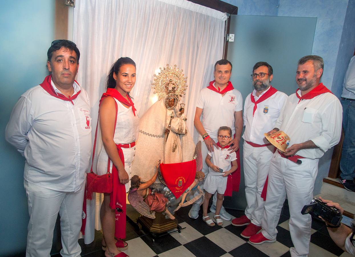 Los abanderados de las distintas peñas, con la Virgen de Argeme