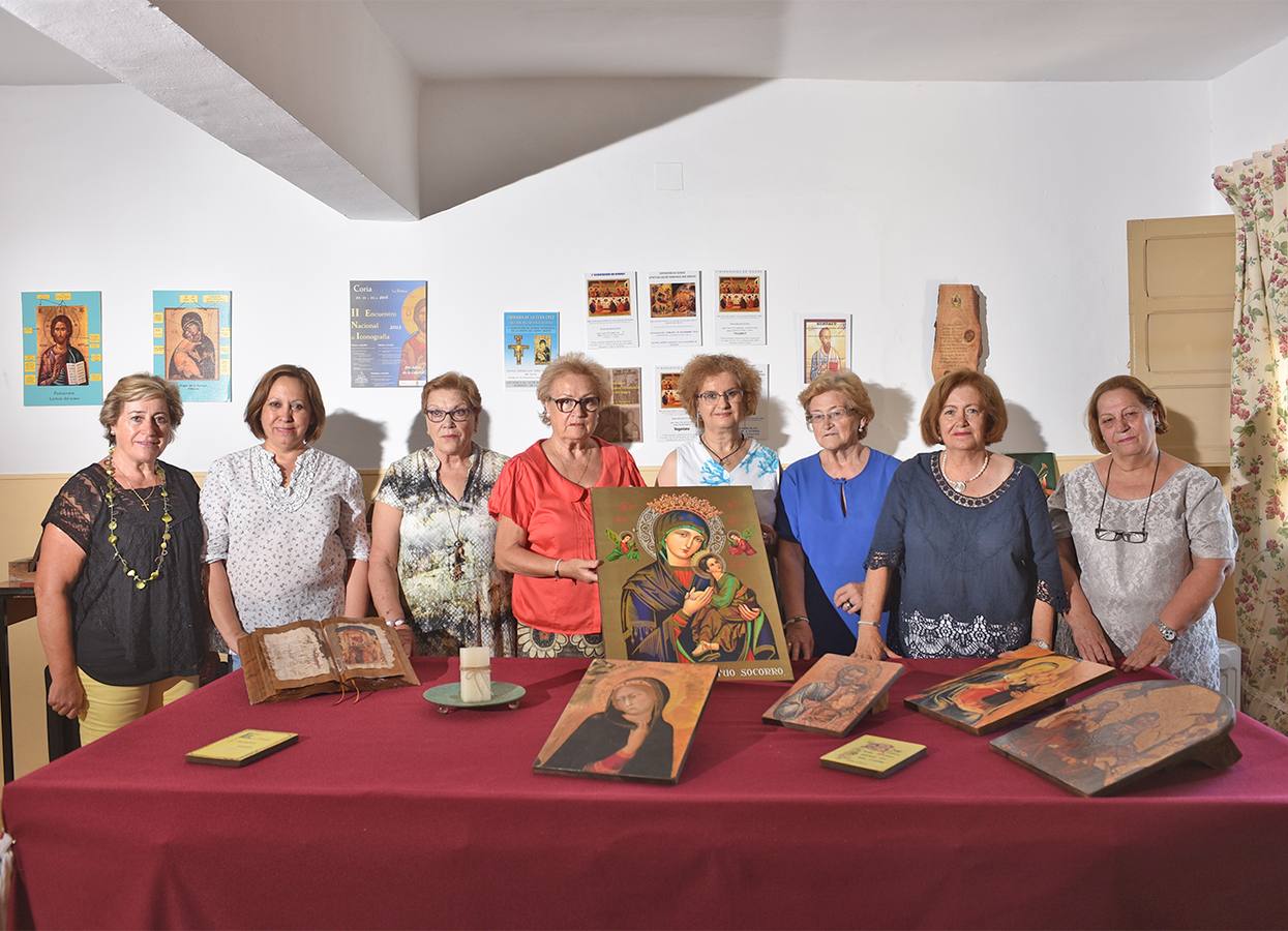 Las ocho mujeres que componen el taller de iconos