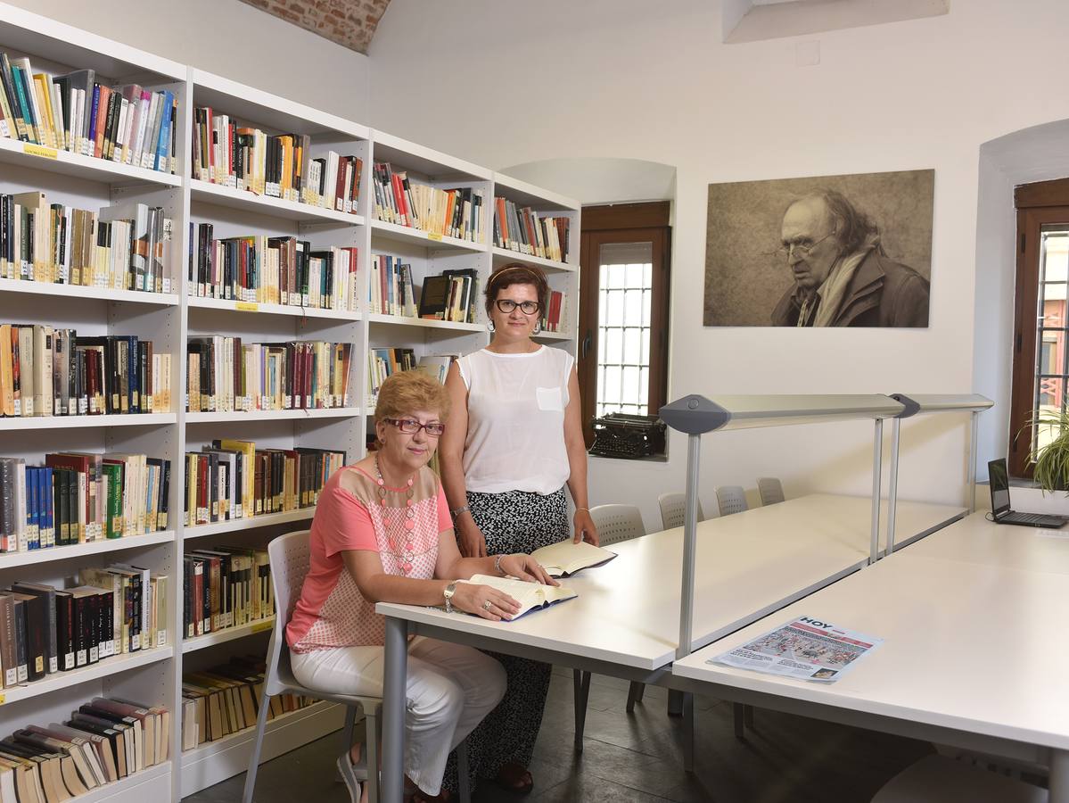 María Luisa Rodríguez y Marisol Núñez, en la Biblioteca de Coria