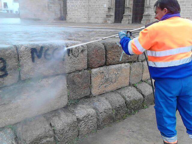 Un empleado limpiando una pintada