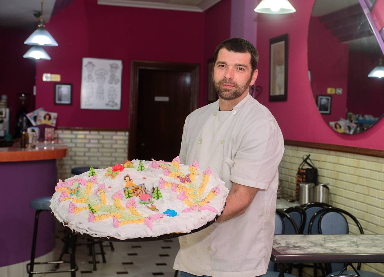 Luis Corchero, tercera generación de la pastelería El Pintor