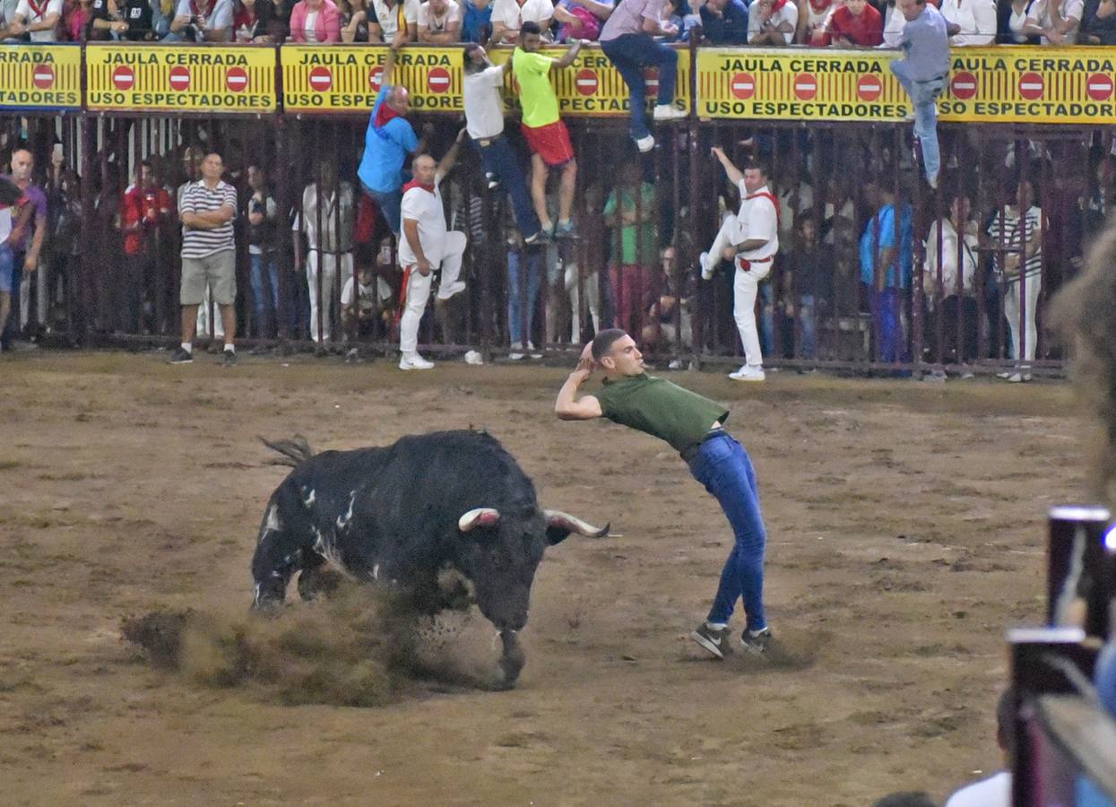Joven haciendo un recorte a Serrador