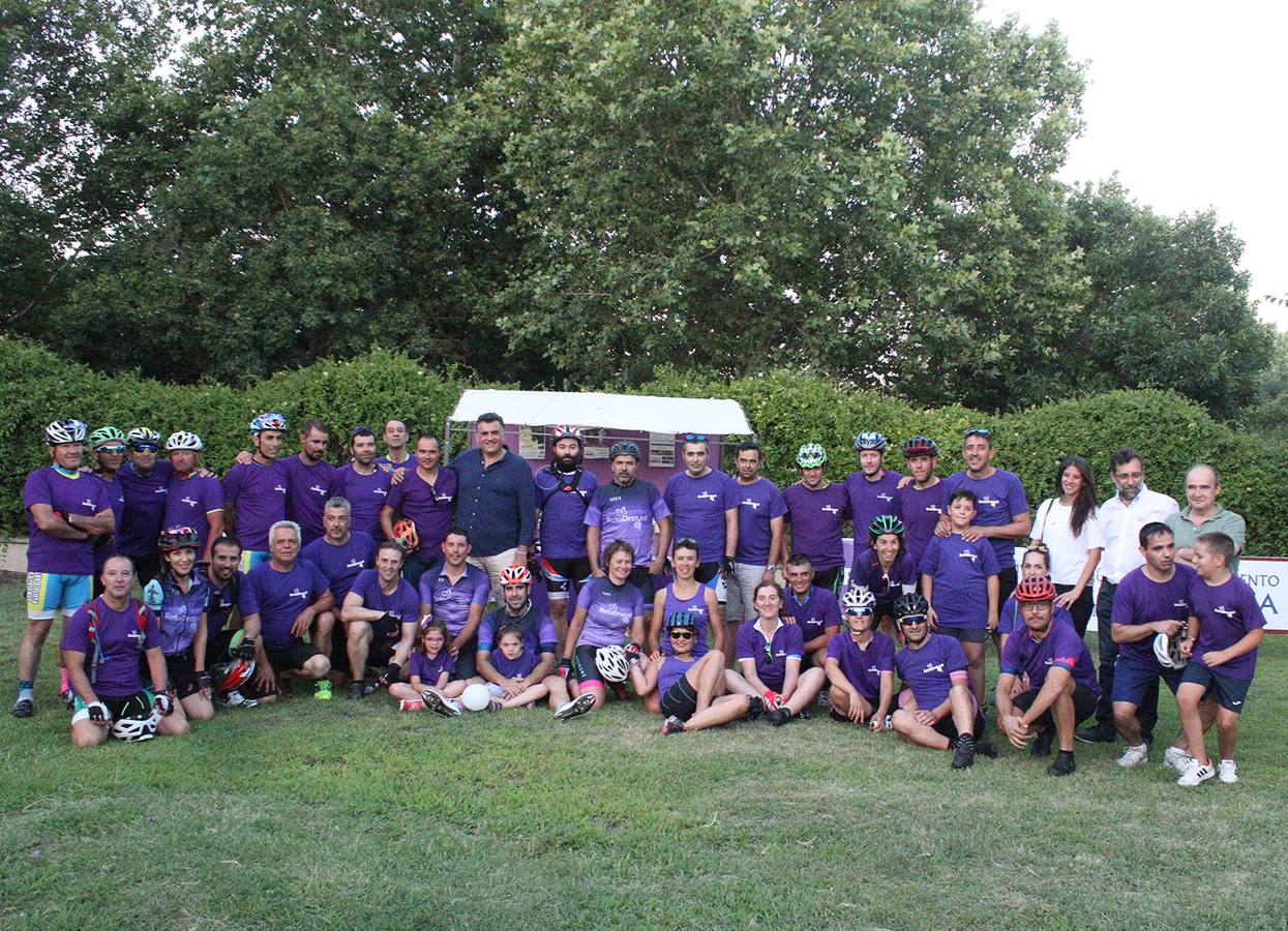 Participantes junto con miembros del Club Ciclista Cauriense