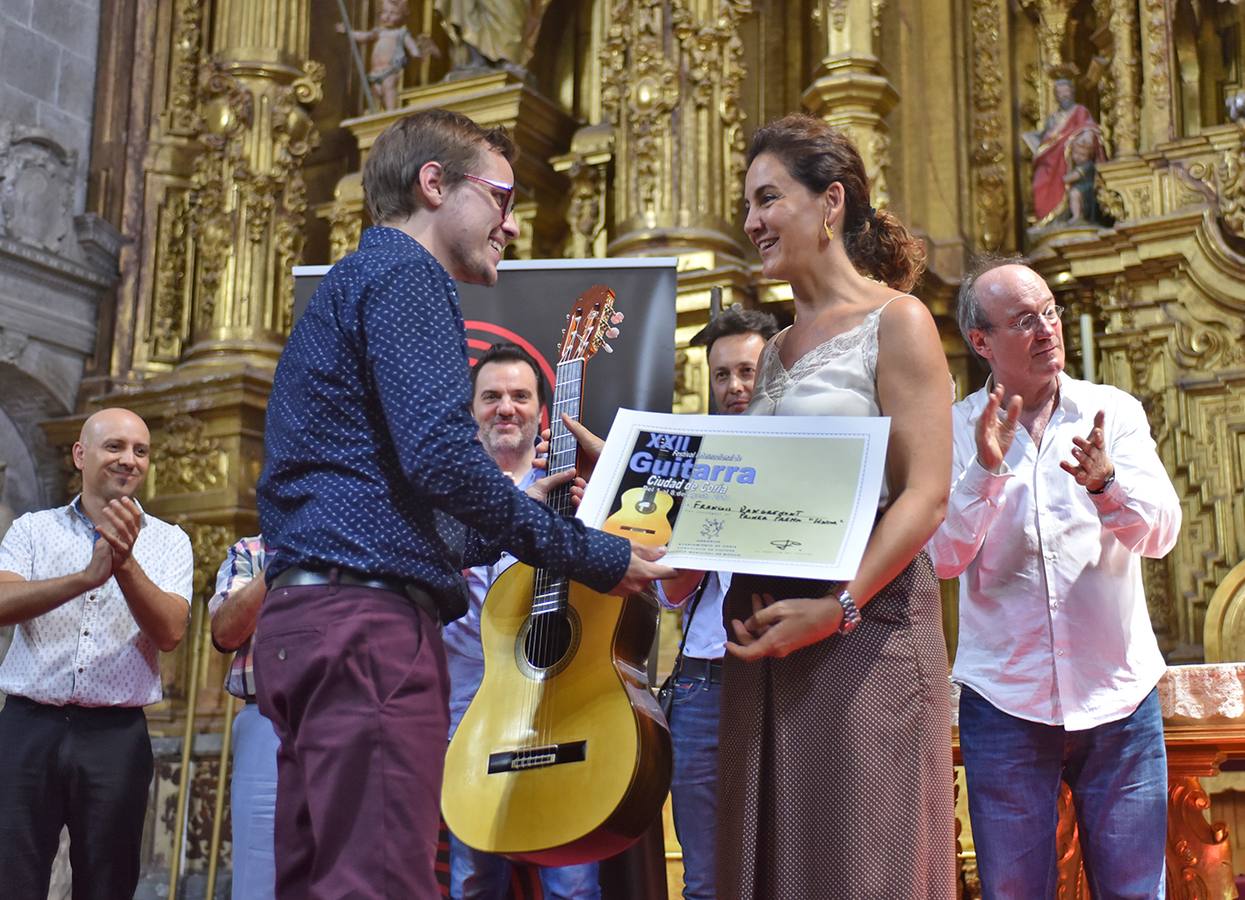 El ganador del festival junto a Almudena Domingo Pirrongelli