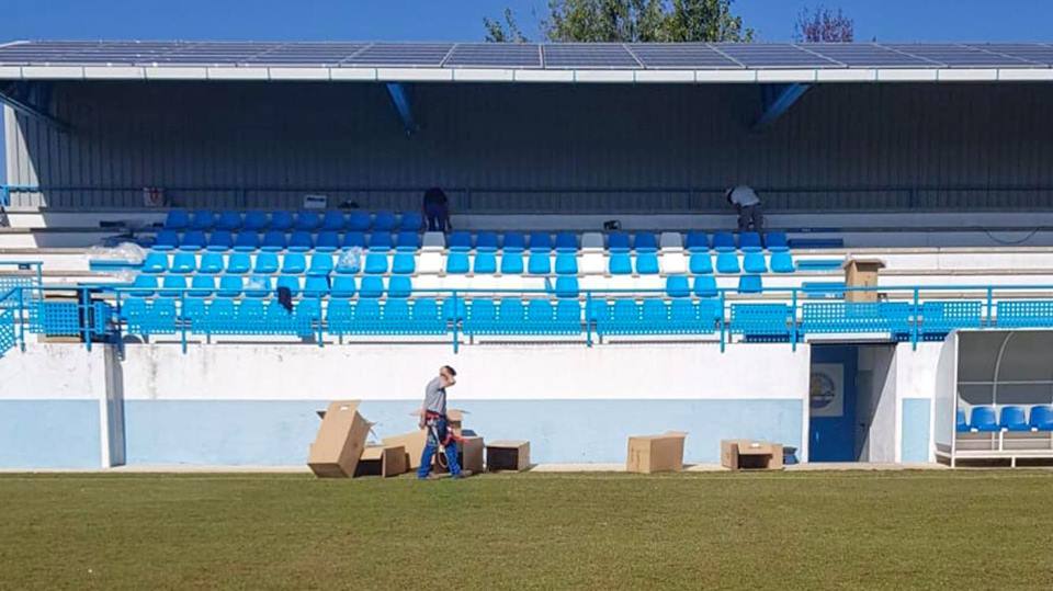 Empiezan a colocar los asientos en las gradas del campo de fútbol La Isla
