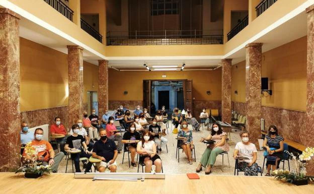 Foto de familia de los miembros de la agrupación coral en su primer ensayo de temporada. 