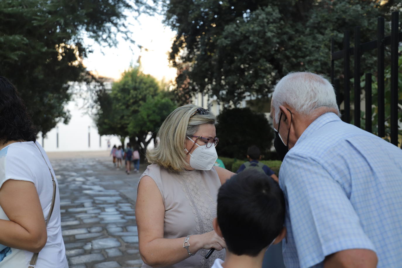 Una profesora da indicaciones antes del acceso al centro.