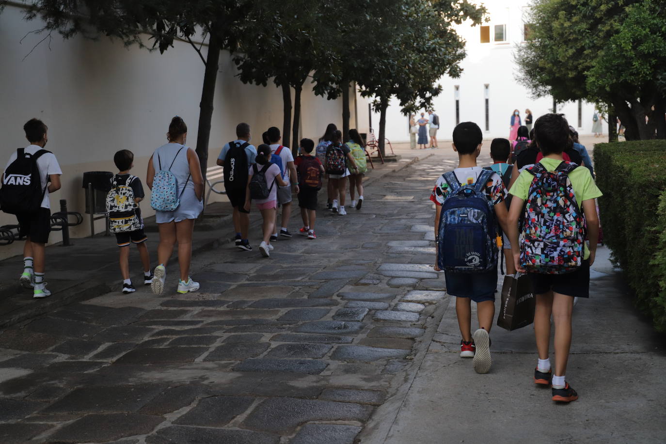 Entrada escalonada a los colegios.
