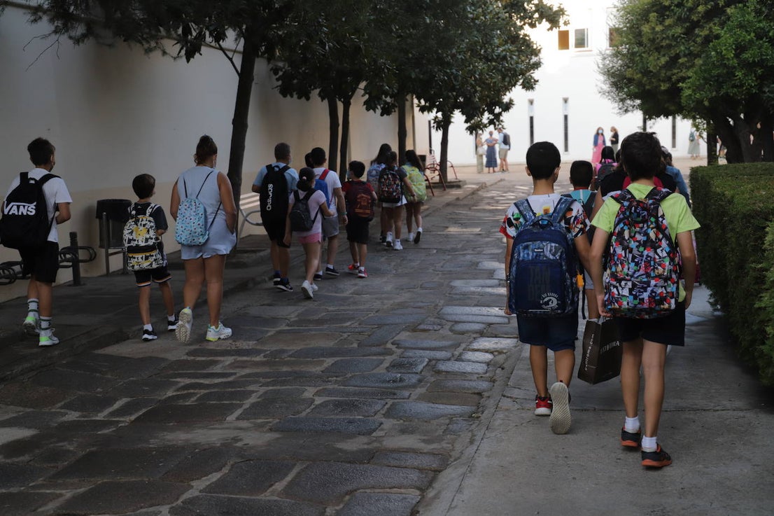Entrada escalonada a los colegios.