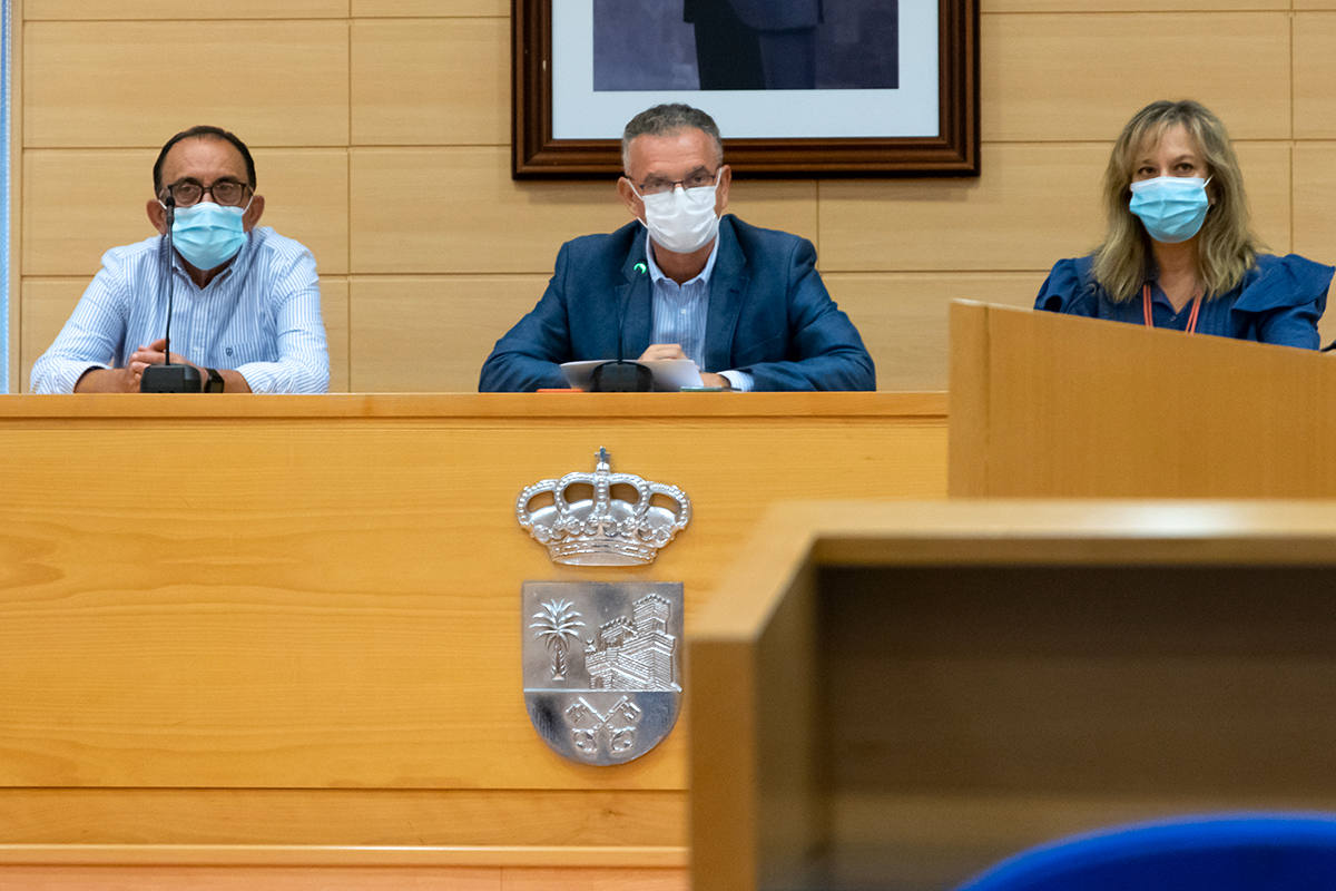 Juan Antonio Merino, acompañado por José Luis Quintana y Ana Bahamonde. 