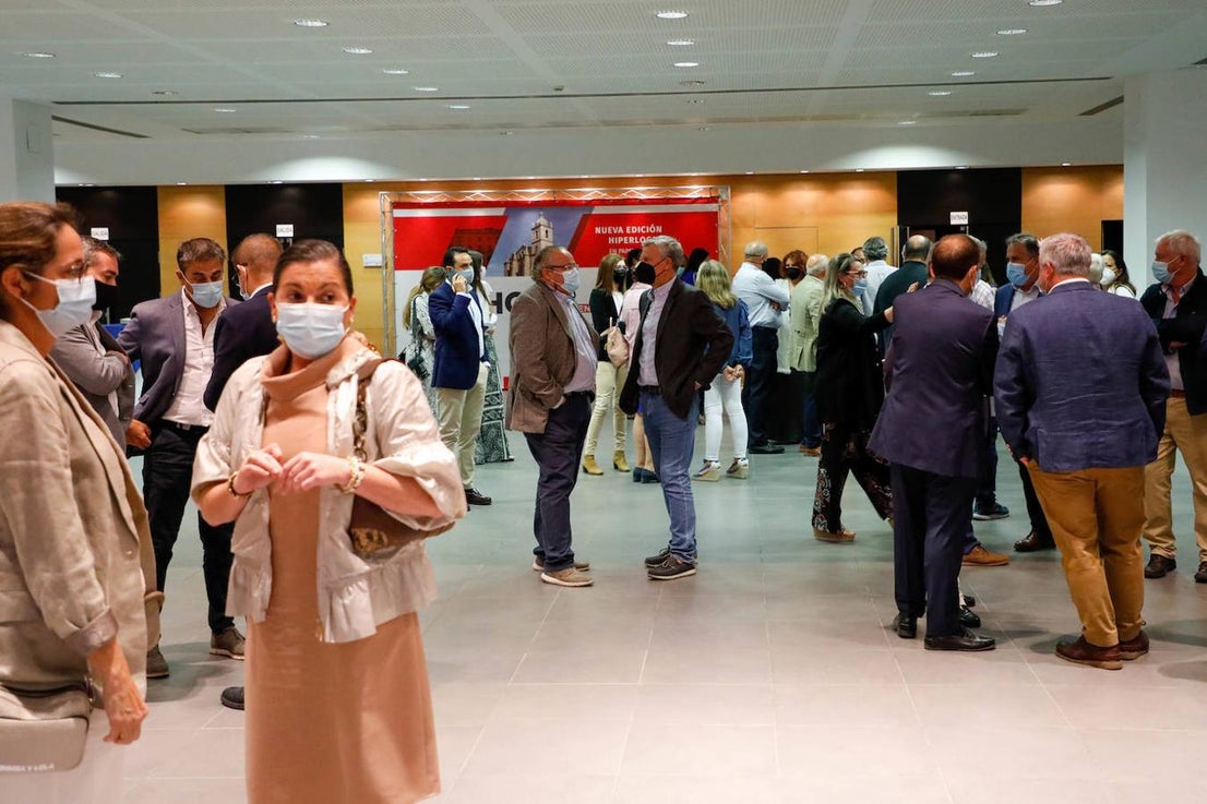 Un centenar de personas asistieron a la presentación.