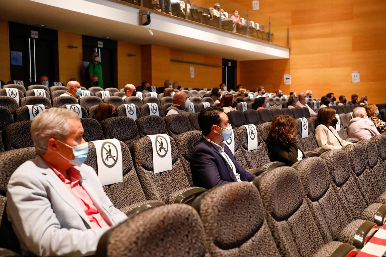 Un centenar de personas asistieron a la presentación.