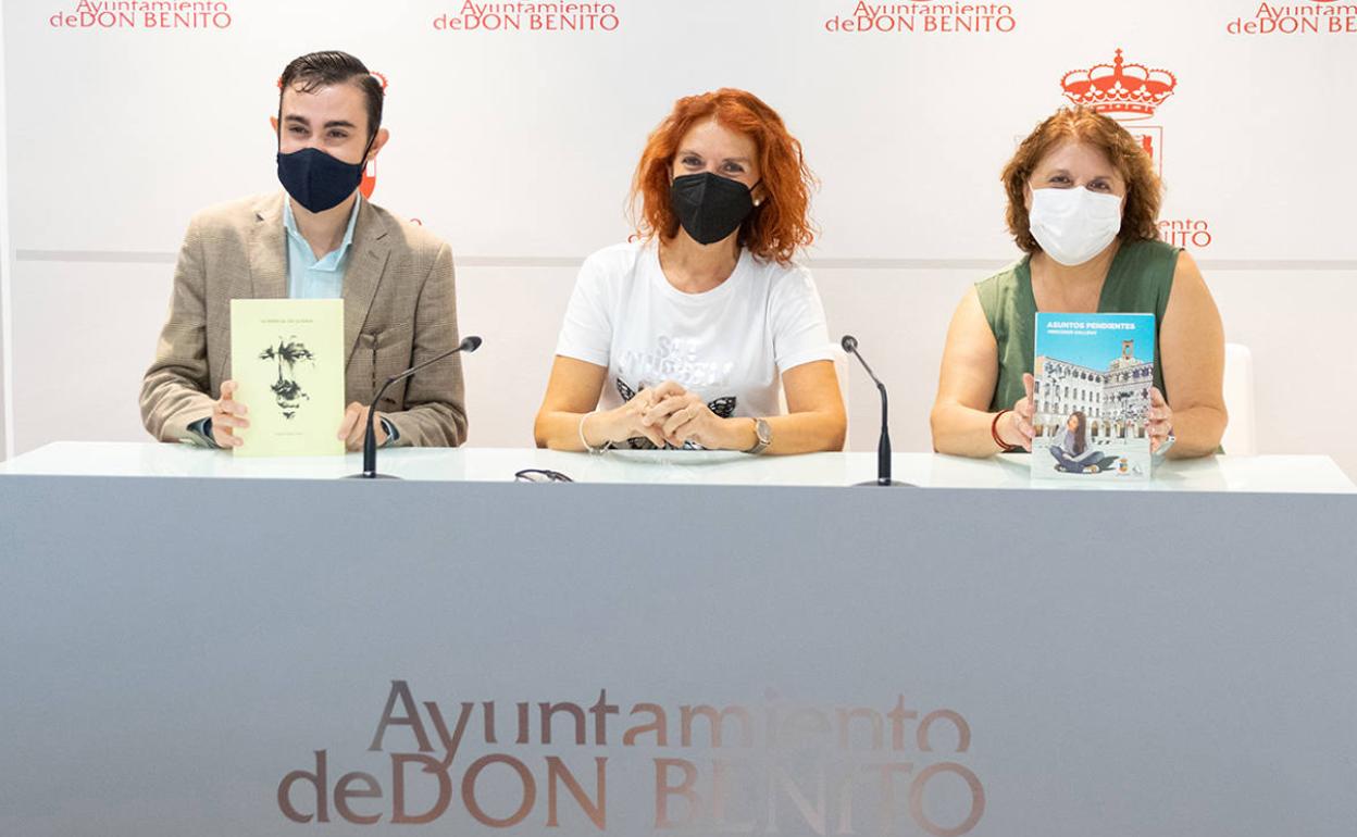 La concejal de Cultura, Natalia Blanco, junto a los escritores Enrqieu Galán y Mercedes Gallego. 
