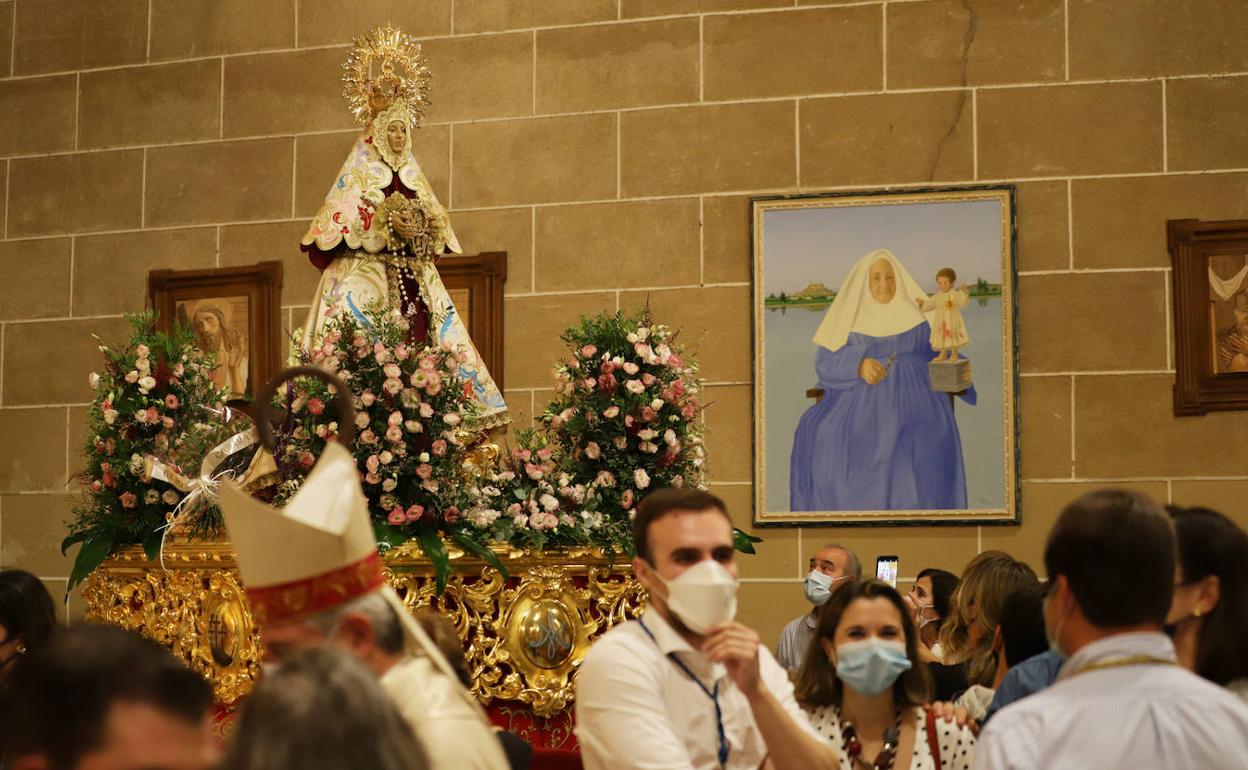 La Virgen de las Cruces llegó ayer a la iglesia de Santiago. 