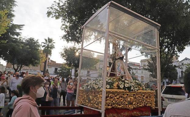 La Virgen se trasladó en coche para cumplir con la normativa. 