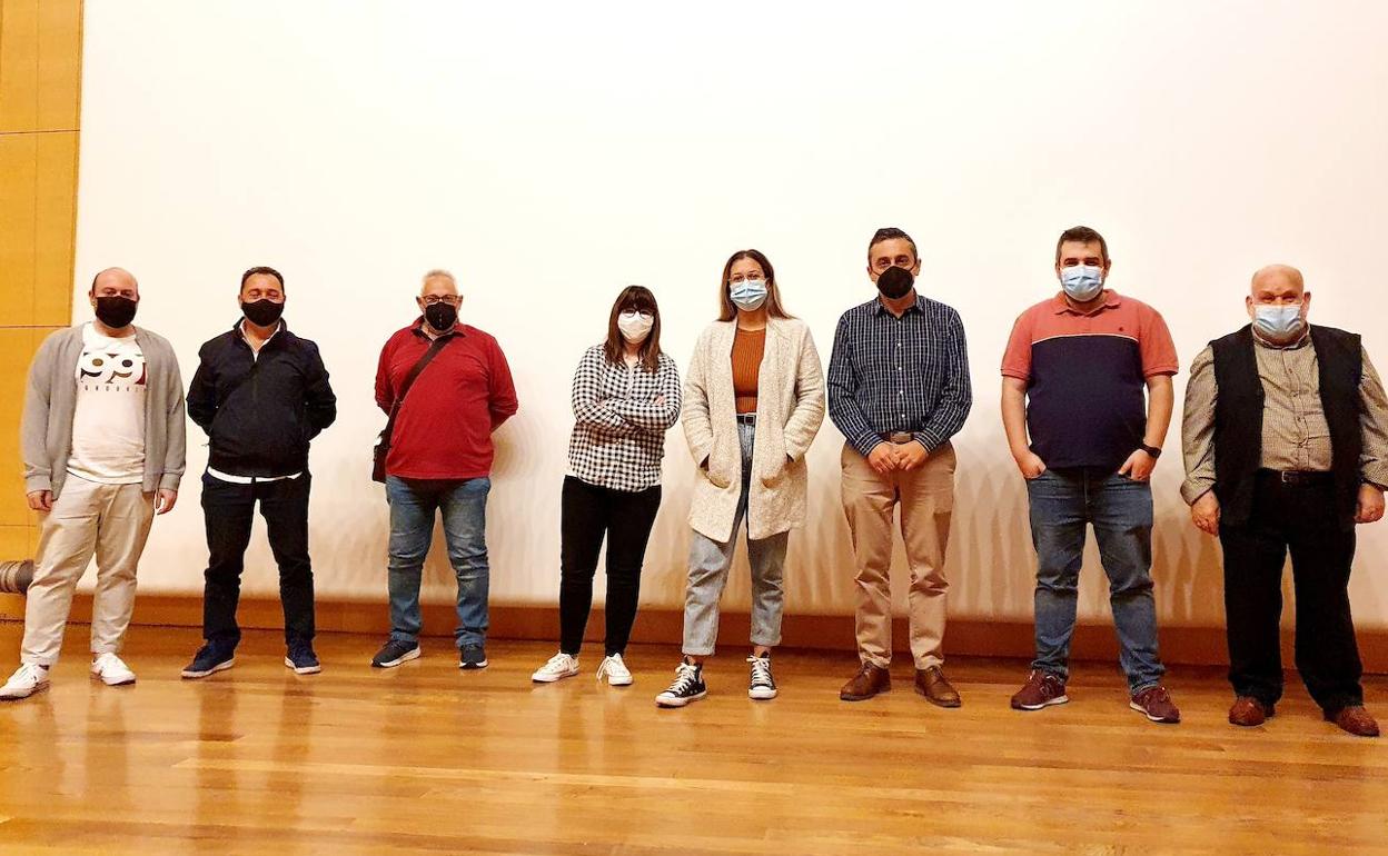 Parte de la directiva, junto a algunos socios, al concluir la asamblea. 