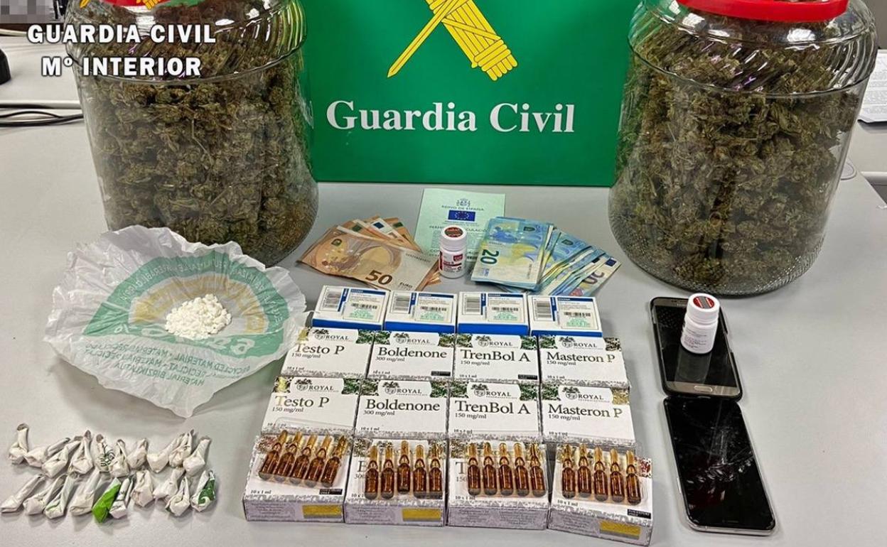 El detenido supuestamente distribuía la droga a consumidores de la comarca. 