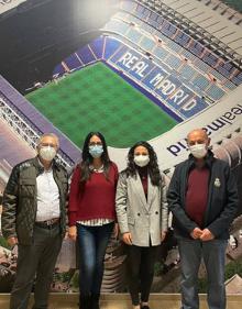 Imagen secundaria 2 - La jugadora valenciana firmó en el libro de oro y conoció la Peña Dombenitense del Real Madrid. 
