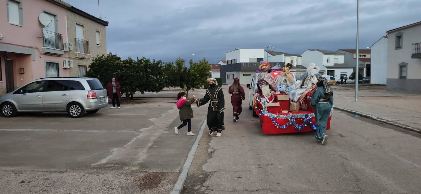 En Hernán Cortés también se hizo un recorrido por todas las calles del pueblo entregando un detalle a los niños y niñas y repartiendo caramelos