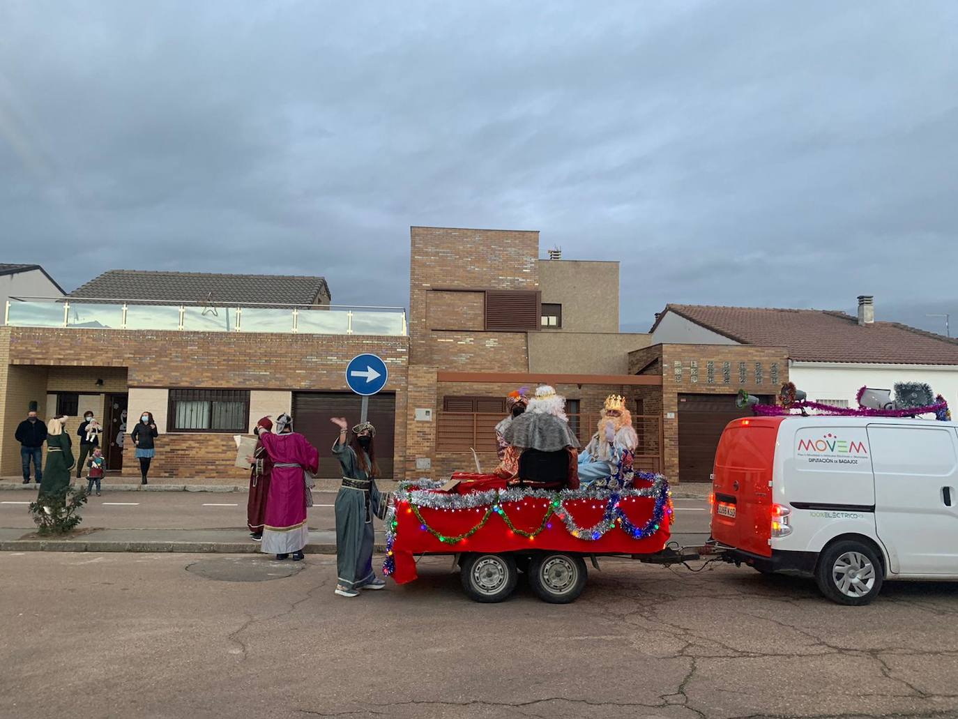 En Hernán Cortés también se hizo un recorrido por todas las calles del pueblo entregando un detalle a los niños y niñas y repartiendo caramelos