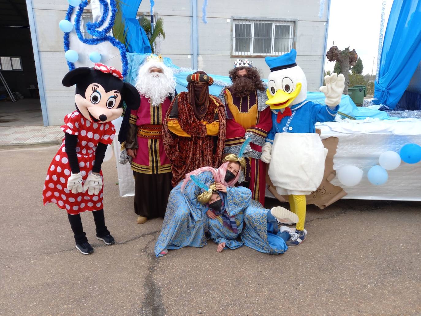 En Gargáligas se recorrieron las calles en las que viven niños entregando un regalo en las puertas de sus casas