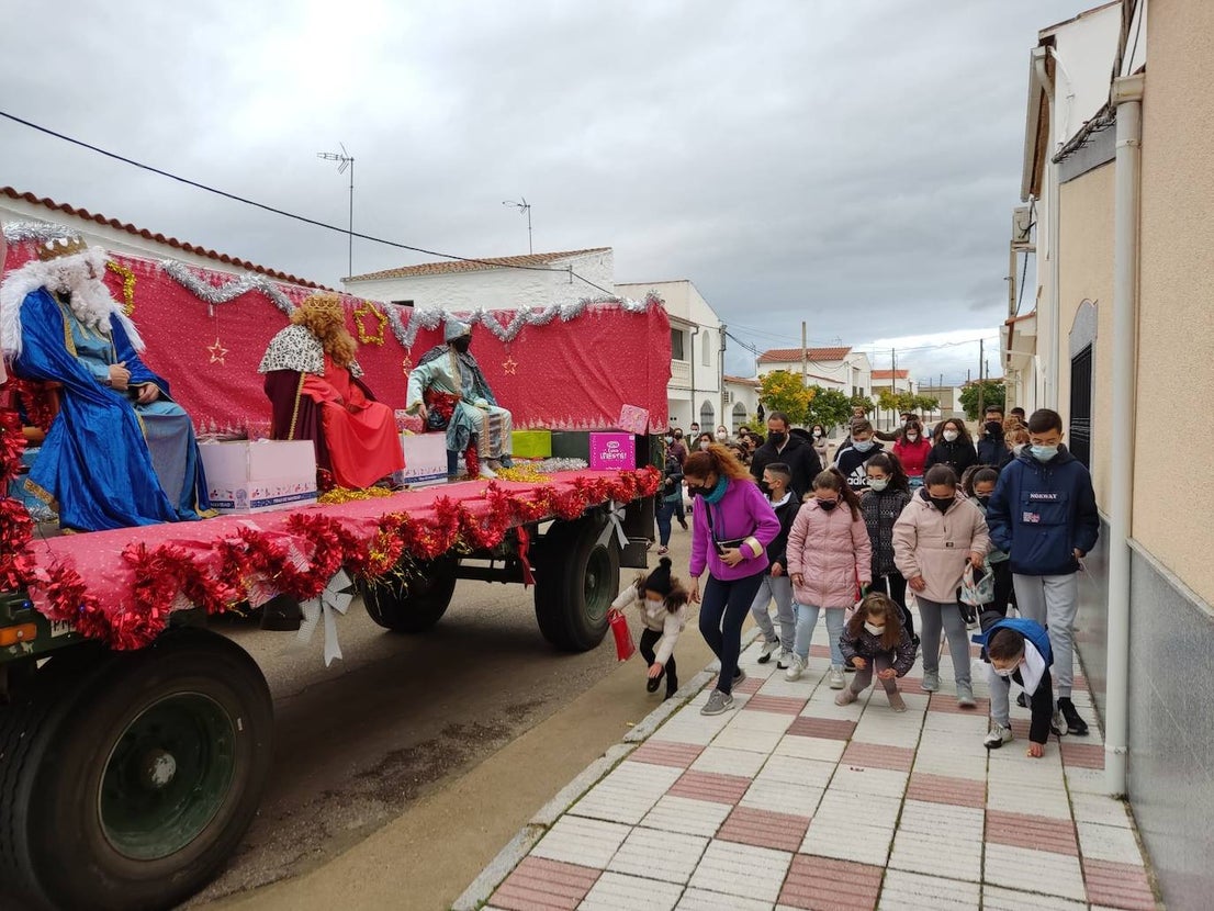 En Vivares se recuperó la cabalgata con alguna limitaciones, pero no faltaron caramelos en el recorrido de los Reyes Magos