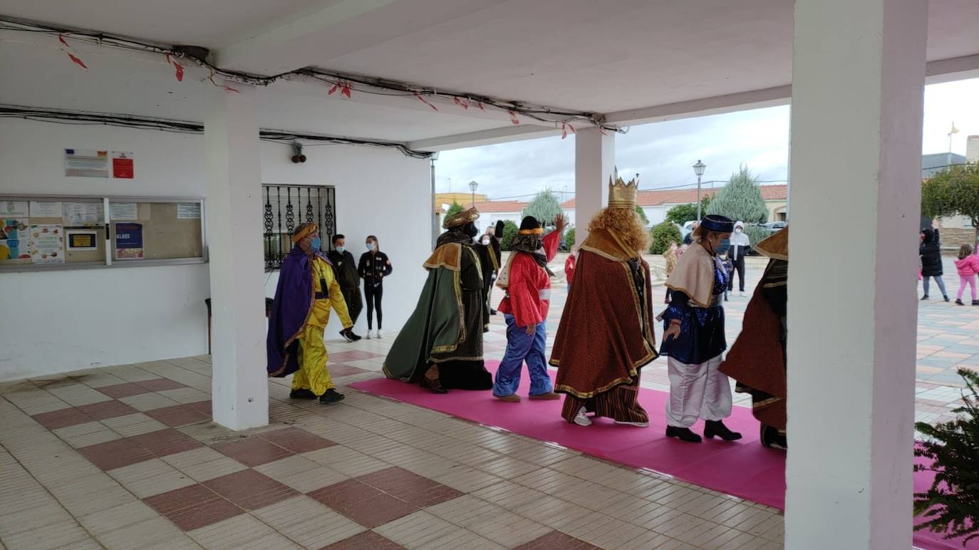 En Valdehornillos también han estado los Reyes Magos en un recorrido desde el Ayuntamiento para entregar un juguete y chucherías a los más pequeños