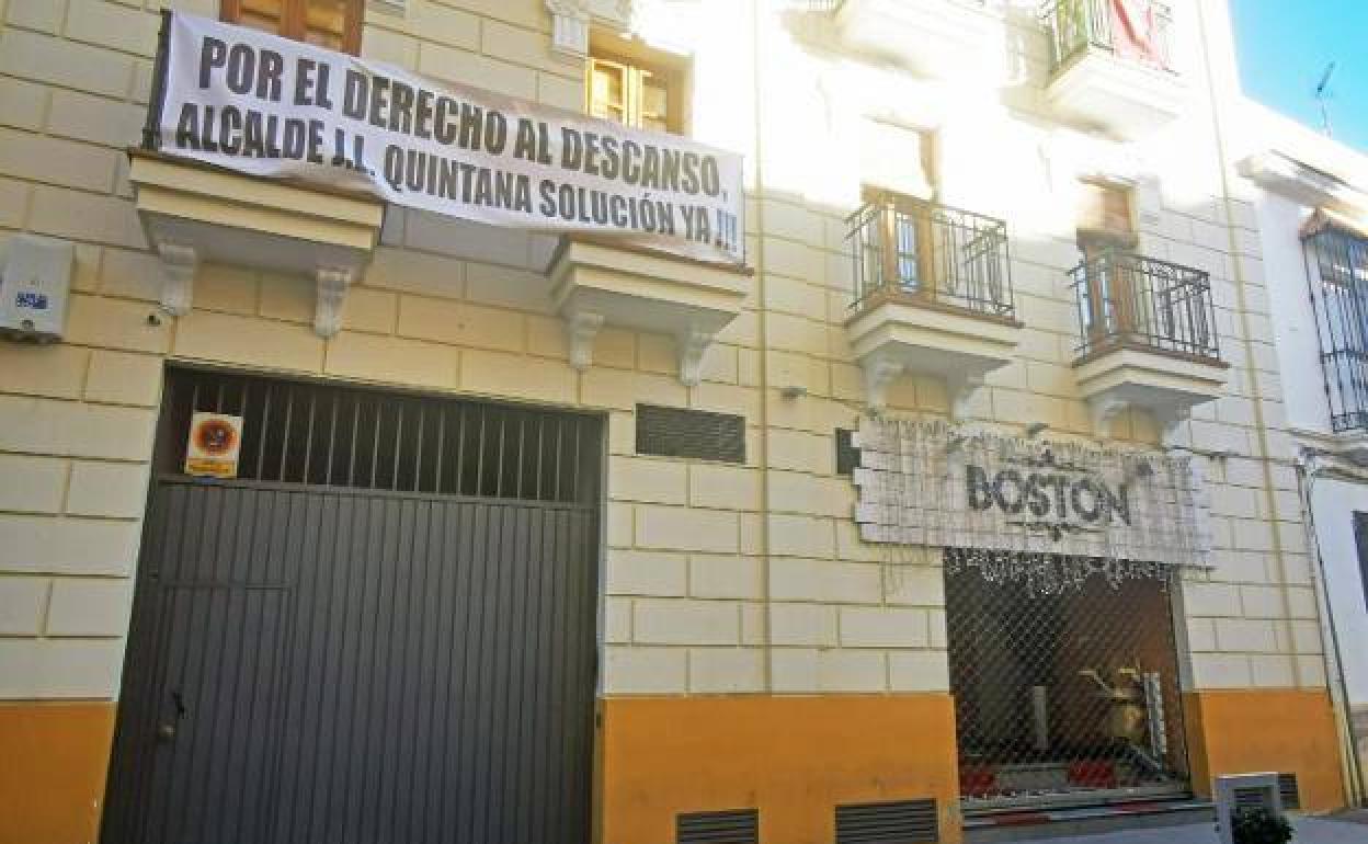 Pancarta instalada en uno de los balcones del edificio, en la calle Alonso de Mendoza. 