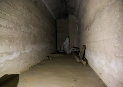 Imagen secundaria 1 - El negocio familiar, el refugio y la forja en el pozo que recuerda su construcción. 