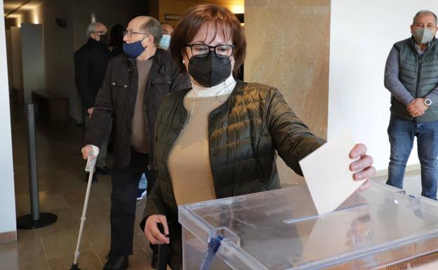 Angelines Rasero deposita el primer voto en la urna. 