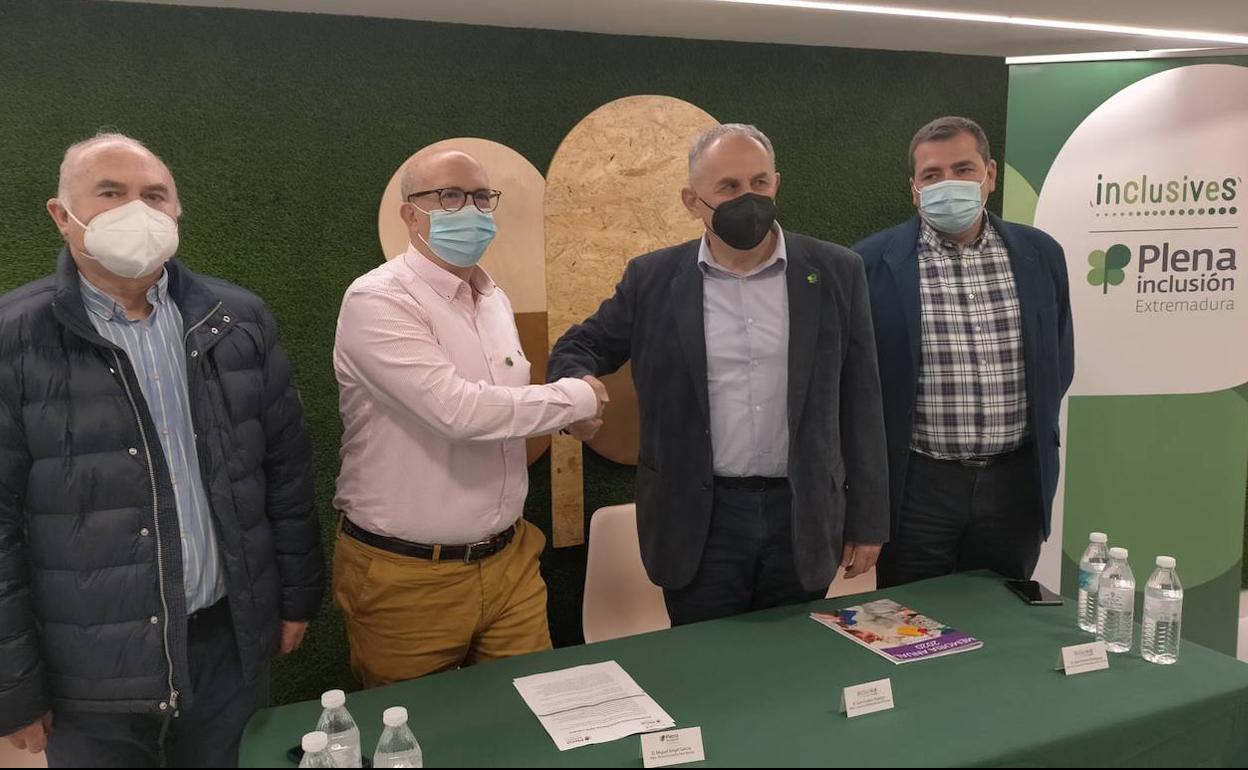 Acto celebrado por ambas entidades tras la junta extraordinario. 