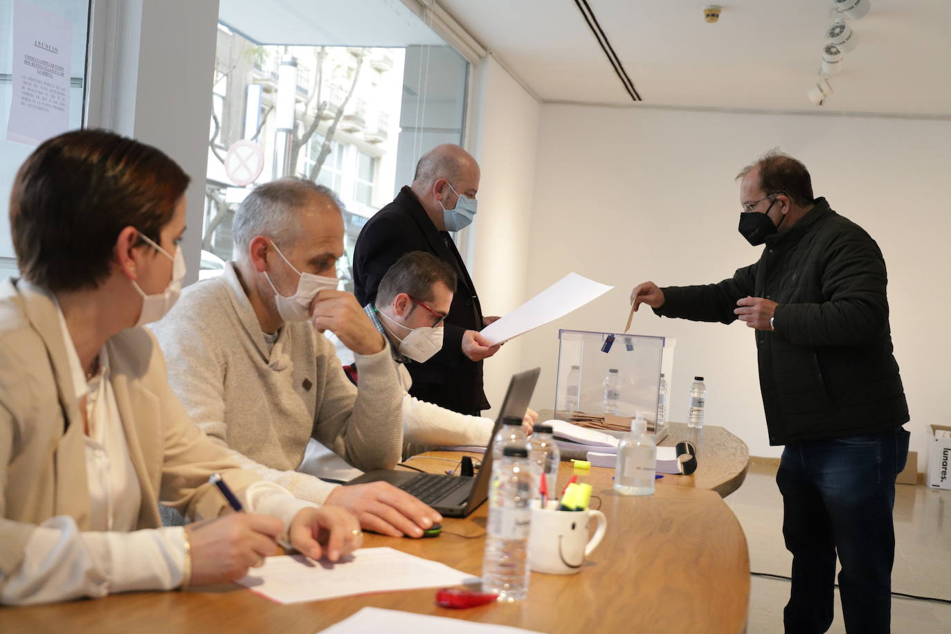 Las mesas electorales del voto anticipado cerrarán mañana y ya no se podrá votar hasta el día 20. 