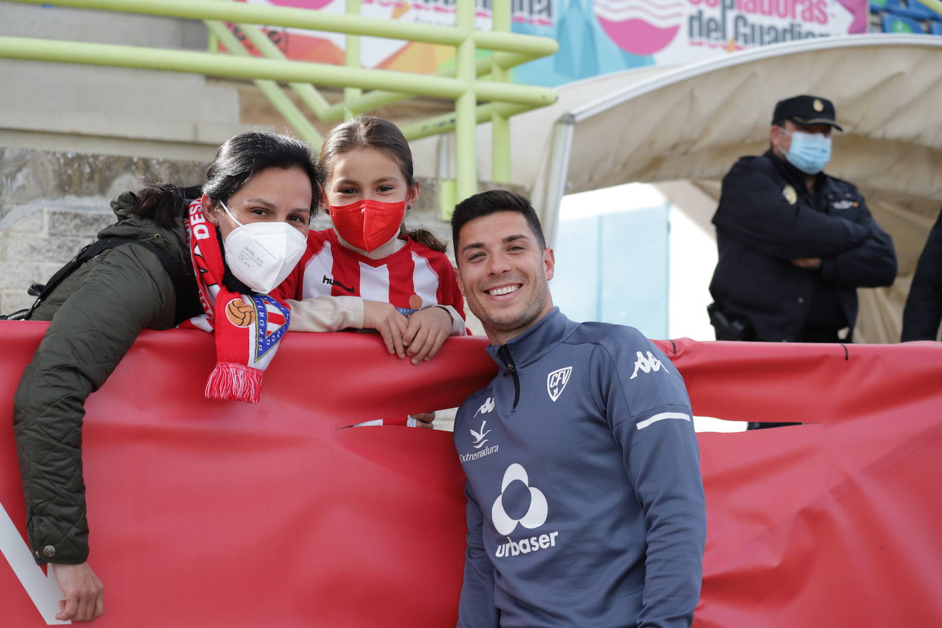 Aficionadas del Don Benito con el ex rojiblanco Jesús Sillero.