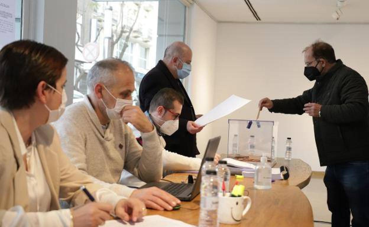 El secreatrio municipal ofrece un informe sobre el referéndum