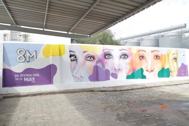 Un grafiti con cuatro rostros de mujer decora el Espacio para la Creación Joven con motivo del 8-M