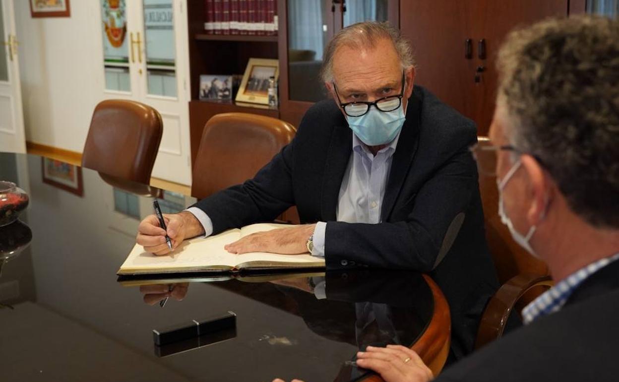 Pedro Piqueras ha visitado esta mañana el Ayuntamiento de Don Benito. 